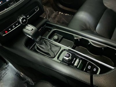 2020 Volvo XC90 T6 Momentum