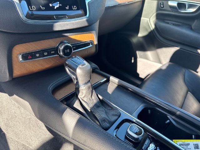 2021 Volvo XC90 T6 Momentum